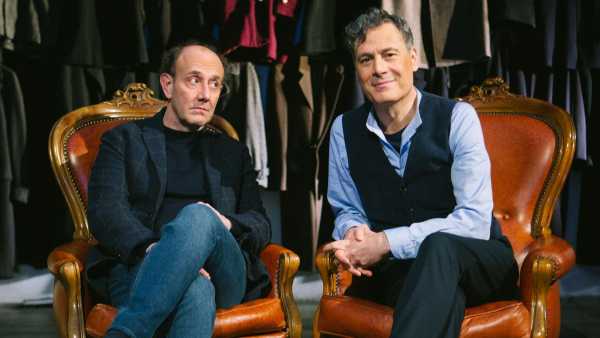 Stasera in TV: Ale e Franz "Fuori tema" su Rai2 - Peppe Servillo, la musica è servita