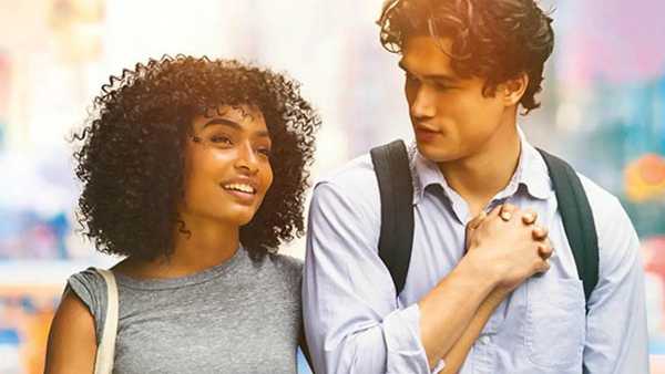 Stasera in TV: Su Rai2 "Il sole è anche una stella" - In prima tv con Charles Melton e Yara Shahidi