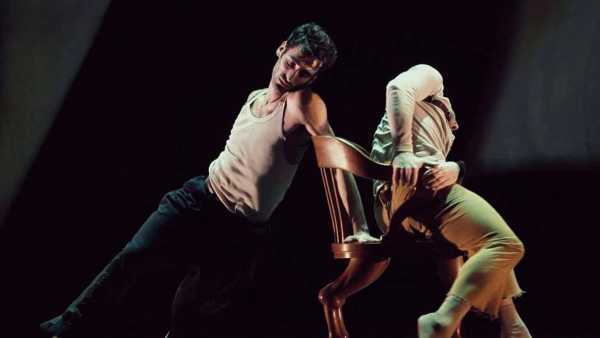 Rai Cultura celebra la danza con un serie di appuntamenti su Rai5 per tutto il mese di maggio. Domenica 9 maggio alle 10.00 Rai5 propone “Don Q”, dal Teatro Valli di Reggio Emilia, balletto di Scigliano per Aterballetto. Ispirato al cavaliere/antieroe di Cervantes, si allontana dalla consueta immagine ballettistica per abbracciare dinamiche e ideologie più contemporanee, votate a una scelta di non-omologazione al resto del mondo. Regia tv di Cristina Fayad. Alle 11.00 il commovente spettacolo a passo di danza “White Darkness” di Nacho Duato, danzatore e coreografo contemporaneo fra i più apprezzati, proposto nella versione eseguita nel 2018 dalla Compagnia dei Ballets de Monte-Carlo all’Opéra monegasca, con la regia di Thomas Klein. Regia tv di Andreas Morell.