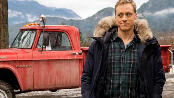 Stasera in TV: "Resident Alien" in prima visione assoluta su Rai4 - L'attesissima serie fanta-comedy basata sull'omonimo fumetto