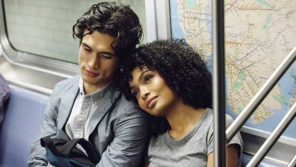 Una prima serata all’insegna del sentimento quella di domenica 23 maggio su Rai Movie (canale 24 del digitale terrestre) con il film drammatico “Il sole è anche una stella”, diretto da Ry Russo-Young e basato sull’omonimo romanzo per ragazzi di Nicola Yoon. Mancano solo ventiquattro ore dall'espulsione definitiva dagli Stati Uniti di Natasha, una ragazza di origini giamaicane e di tutta la sua famiglia. Per quanto Natasha si sforzi per tentare di trovare una soluzione, ormai il trasferimento nel paese di origine sembra essere inevitabile. Ma proprio quando le speranze ormai sembrano naufragare, nella sua ultima giornata americana entra all'improvviso un giovane ragazzo di origini coreane, Daniel, che le stravolge la vita con una promessa. Nel cast Yara Shahidi, Charles Melton, Gbenga Akinnagbe, Miriam A. Hyman, Jake Choi e Cathy Shim.