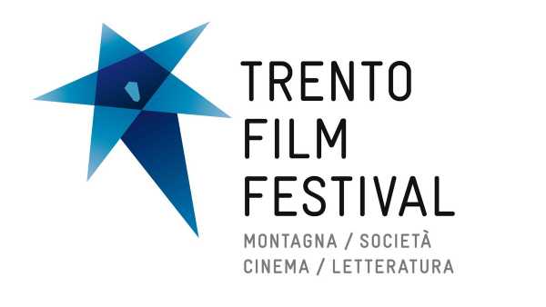 La settimana del Trento Film Festival inizia alle 10.00 con il convegno I linguaggi della comunicazione per la convivenza tra Umani e Fauna in diretta sulla pagina Facebook della SAT. Il convegno vedrà la partecipazione di Anna Sustersic, esperta in comunicazione scientifica, Laura Venturini, regista, ideatrice del progetto artistico "Chi ha paura dell'orso", Marta Villa, antropologa, Luca Pedrotti, ricercatore, coordinatore scientifico Parco Nazionale dello Stelvio, ed Elena Guella, Vicepresidente SAT, moderati dal giornalista Leonardo Pontalti Alle 10.30 in diretta su Radio Dolomiti il consueto appuntamento mattutino con il Caffè Scientifico sul tema Conoscere e costruire: il valore dei paesaggi terrazzati. Ospiti di giornata Giorgio Tecilla, Direttore dell’Osservatorio del Paesaggio del Trentino e Massimo Stoffella, docente della Scuola Trentina della Pietra a secco. L’ultimo appuntamento della mattinata è alle 11.30, sempre in diretta su Radio Dolomiti, con la rubrica Emozioni tra le pagine in cui Pierpaolo Castrofilippo e Giacomo Turini illustreranno il laboratorio cartografico di Montura Editing, che coniuga gli aspetti tecnici e artistici della disciplina per restituire una visione creativa del territorio. Gli eventi del pomeriggio iniziano alle ore 14.00 con lo Storytrekking in compagnia del Dottore Forestale Paola Barducci, che guiderà gli escursionisti del Festival verso Cima Calisio alla scoperta della flora e della fauna alpina: si parlerà anche di foraging, l’utilizzo delle piante in ambito alimentare. Il trekking, a cura di Donne di Montagna, è gia sold out. Alle 18.00 secondo appuntamento di giornata con la rubrica Emozioni tra le pagine in cui Bernardette McDonald, autrice di Winter 8000 (Mulatero Editore), libro finalista del Premio ITAS del libro di montagna, dialogherà con Lorenzo Carpanè, coordinatore del Premio. L’appuntamento sarà trasmesso in diretta sul sito web, sulla pagina Facebook e sul canale YouTube del Festival. Infine, alle 21.00 in diretta sul sito web, sulla pagina Facebook sul canale YouTube del Festival le Dirette di montagna di Hervè Barmasse, evento che vedrà la partecipazione di Heinz Mariacher, grande alpinista e pioniere dell’arrampicata, e di Mélissa Le Nevé, giovane e talentuosa arrampicatrice francese, in un dialogo dal titolo Equilibri e Sfide Verticali. L’incontro affronterà il tema del cambiamento nel mondo dell’arrampicata tra competizioni sportive orientate sempre più alla pura performance e chi nella scalata vede ancora una forma d’arte, l’espressione di sé stesso e di uno stile di vita che rompe le catene del conformismo. Programma cinema Multisala Modena - Trento La programmazione cinema di questo lunedì di Festival inzia alle 15.15 in Sala 2 con due proiezioni in Concorso: Reserve (Gerard Ortín Castellví, Spagna / 2020 / 27'), un corto sul fragile equilibrio tra lupo, uomo, ambiente, e The Magic Mountain (Eitan Efrat, Daniel Mann, Belgio / 2020 / 67') un’esplorazione di tre luoghi sotterranei in Europa tra credenze, immaginari e aneddoti storici non ufficiali. Sempre per la Sezione Concorso, alle 15.30 in Sala 3, Le Grand Viveur (Perla Sardella, Italia / 2020 / 21') in cui Mario Lorenzini, operaio ed escursionista, racconta la comunità Walser piemontese della Valsesia, e Pushed Up the Mountains (Julia Haslett, Stati Uniti, Cina / 2020 / 76'), un film poetico ed intimo sulle piante e le persone che se ne prendono cura. In Sala 1 alle 15.30 la Proiezione Speciale La Taiga. Le foreste del grande Nord (Kevin McMahon, Canada / 2019 / 52'), un ritratto coinvolgente della foresta boreale che attraversa il Nord America, la Russia, l'Europa e il Giappone. Queste grandi foreste settentrionali formano la foresta più grande, selvaggia e probabilmente più importante del pianeta, che immagazzina più carbonio di tutte le foreste pluviali messe insieme e, come tale, è cruciale per il clima. Il pomeriggio al cinema continua alle 17.30 in Sala 2 con Destinazione...Groenlandia: In the shadow of the tugtupite (Inuk Jørgensen, Groenlandia / 2020 / 7'), un cortometraggio che mette in discussione la logica dietro il passato e il futuro minerario della Groenlandia, e Sumè – the sound of a revolution (Inuk Silis Høegh, Groenlandia, Danimarca, Norvegia / 2014 / 76'), storia della rock-band groenlandese Sumé che tra il 1973 e il 1976 pubblicò tre album cambiando la storia della Groenlandia. Le canzoni politiche della band misero in moto una rinascita della cultura e dell'identità della Groenlandia aprendo la strada ad un governo autonomo della regione. In Sala 3 alle 17.45 due proiezioni in Concorso, Espiritos e rochas: un mito acoriano (Aylin Gökmen, Svizzera, Portogallo / 2020 / 14') ambientato su un'isola vulcanica dove gli abitanti sono intrappolati tra la minaccia di eruzioni imminenti e il peso dei traumi del passato. A seguire il documentario Bosco (Alicia Cano Menoni, Uruguay, Italia / 2020 / 80') che racconta la storia di villaggio appenninico di 13 abitanti, circondato da castagni che lo divorano giorno dopo giorno, attraverso la storia di Orlando, 103 anni, emigrato da Bosco in Uruguay. La sezione Orizzonti Vicini, ore 17.45 in Sala 1, chiude le proiezioni pomeridiane con tre documentari: l’anteprima del film sperimentale Herz-jesu-feue (Irene Dorigotti, Italia / 2020 / 4') che racconta la tradizione altoatesina del “fuoco del Sacro Cuore di Gesù” risalente al 1796 e III Sentiero (Luca Albrisi, Italia / 2021 / 15') alla ricerca di una “terza via”, alternativa alla netta distinzione tra proprietà pubblica e privata, che si trova storicamente nelle comunità delle “terre alte”, capaci di avviare un percorso di sviluppo comunitario. Infine, Capaci di volere (Paolo Vinati, Roberta Dapunt, Italia / 2020 / 61’), dove la Comunità Comprensoriale Valle Pusteria ha dato inizio al progetto SPRAR per accogliere un numero controllato di persone migranti, favorendo così la continuità dei percorsi di inserimento nel tessuto sociale e lavorativo. Le proiezioni serali iniziano alle ore 19.45 in Sala 2 con la sezione Alp&ism: L’escalade libérée (Benoît Regord, Francia / 2020 / 26') in cui Antoine Le Menestrel, ex scalatore di alto livello, racconta con sincerità e sensibilità la sua storia nella falesia di Buoux, in Francia, e la sua visione di questa disciplina oggi. A seguire, Climbing Iran (Francesca Borghetti, Italia / 2020 / 54') in cui Nasim, pioniera dell'arrampicata all'aperto in Iran, insegna la disciplina del free climbing ad alcune ragazze iraniane, trasformandola in uno strumento di nuova indipendenza femminile. Alle 20.00 in Sala 3 due proiezioni della sezione Concorso, La brena en hiver (Thibaut Sichet, Francia / 2020 / 20'), storia della tragedia di due giovani alpinisti che si avventurano in un’ascesa invernale del Monte Bianco rimanendo prigionieri della montagna per quasi dieci giorni, e Dear Werner (walking on cinema) (Pablo Maqueda, Spagna / 2020 / 80'), un atto d'amore verso uno dei più grandi registi del nostro tempo: Werner Herzog. Il documentario racconta la storia di un giovane regista che decide di ripercorrere le orme di Herzog il quale, nel 1974, camminò da Monaco a Parigi in un viaggio di fede per evitare la morte della sua mentore Lotte Eisner. Infine in Sala 1, sempre alle 20.00, due documentari per la sezione Terre Alte. Si tratta di Gorria (Maddi Barber, Spagna / 2020 / 22' ), un corto che descrive con suoni e immagini suggestive l’attività pastorizia nella regione autonoma dei Paesi Baschi, e Mujer Medicina (Daiana Rosenfeld, Argentina, Perù / 2019 / 71'), un viaggio nella giungla amazzonica sulle montagne del Perù per imparare dai medici indigeni la loro saggezza ancestrale. Programma cinema online Ecco i film disponibili online da lunedì 3 maggio sulla piattaforma online.trentofestival.it: ogni film rimane online fino al 16 maggio ed è disponibile fino ad un massimo di 500 visioni. Concorso: Bosco (Alicia Cano Menoni, Uruguay, Italia / 2020 / 80') Dear Werner (walking on cinema) (Pablo Maqueda, Spagna / 2020 / 80') One day (Jin Jiang, Cina / 2020 / 24') Alp&ism: Beyond the Summits (Feline Gerhardt, Germania / 2020 /43’) Climbing Iran (Francesca Borghetti, Italia / 2020 / 54') Metanoia (Florian Gassner, Paul Schweller, Austria, Germania / 2020 / 22’) Destinazione…Groenlandia: In the shadow of the tugtupite (Inuk Jørgensen, Groenlandia / 2020 / 7') SILA and the Gatekeepers of the Arctic (Corina Gamma, Svizzera, Stati Uniti / 2016 / 70') Orizzonti vicini: Con il sorriso (Andrea Azzetti, Italia / 2021 / 26') Walk and talk – Con gli occhi dell’altro (Sara Cao, Italia / 2021 / 9') Proiezioni speciali: Venìa (Emanuele Confortin, Italia / 2021 / 19') Terre Alte: 400 paires de bottles (Raphaël Botiveau, Hélène Baillot, Francia / 2020 / 18') Mujer Medicina (Daiana Rosenfeld, Argentina, Perù / 2019 / 71')