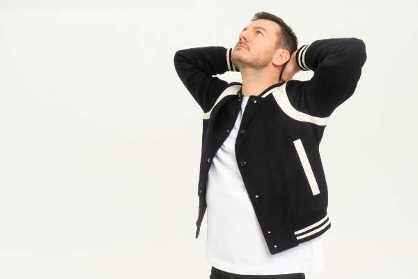 ALESSANDRO CATTELAN su NETFLIX con "UNA SEMPLICE DOMANDA"