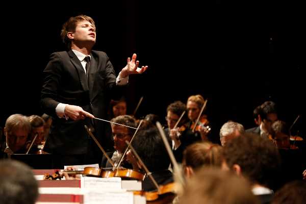 Dal nuovo mondo Krzysztof Urbański prosegue la sua attività in streaming con laVerdi e dirige il capolavoro di Dvorak
