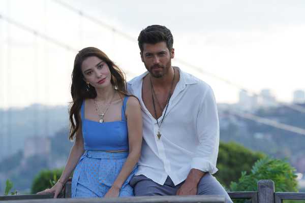 CANALE 5: Oggi debuttano le nuove soap dell’estate : «MR. WRONG» E «LOVE IS IN THE AIR»