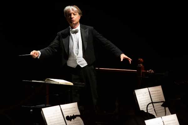 Roberto Abbado torna sul podio dell’Orchestra del Teatro Massimo di Palermo. Un programma raffinato con musiche di Berlioz e Musorgskij