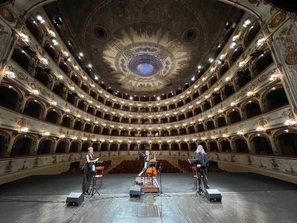 In Paradiso con Dante e Beatrice - Il Teatro Comunale di Ferrara domani sera 14 maggio su TV2000 l’omaggio di Moni Ovadia nel programma Retroscena