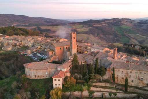 Oggi in TV: Bellitalia, la cultura in viaggio - Da Radicondoli alla Valle d'Aosta, su Rai3
