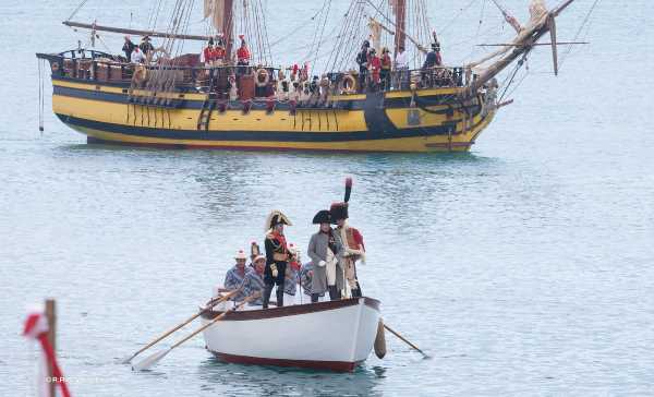 L'alzabandiera dà il via all'anno di festeggiamenti per il Bicentenario di Napoleone all'Isola d'Elba