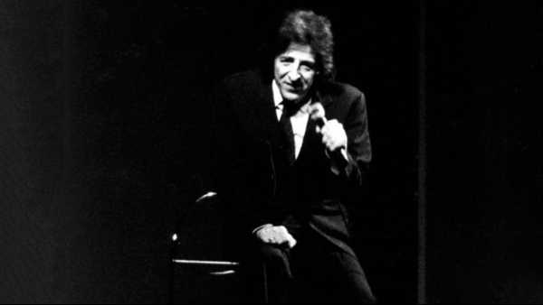 Una raccolta firmata dl regista Michelangelo Romano dei brani del Signor G, cantautore e attore eclettico fra i più innovativi nella scena musicale italiana. Romano ha utilizzato esibizioni tratte dalle teche Rai dai primi anni 60 fino al 1990 e il risultato è un viaggio attraverso il mondo di Gaber. In “Cantautori”, in onda mercoledì 16 giugno a partire dalle 22.45, le canzoni ironiche, "Perdo i pezzi", quelle più commerciali, "Te quiero mucho" e i primi successi "Milanesi", "Trani a gogo''", "La ballata del Cerrutti". Infine, Gaber incontra Mina. I due danno vita a una coppia di grande successo, prima in teatro e poi in televisione.
