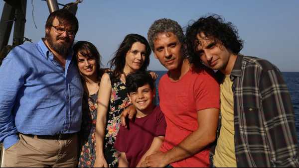 Beppe Fiorello è Saro Ferro, il pescatore protagonista del tv movie “I fantasmi di Portopalo” che Rai Premium (canale 25 del digitale terrestre) trasmetterà domenica 20 giugno alle 13.35 in occasione della Giornata Mondiale del Rifugiato. ‘I fantasmi di Portopalo’ è l’emozionante racconto di una vicenda realmente accaduta, rimasta per troppo tempo sepolta in fondo al Mediterraneo: il naufragio di una nave, avvenuto a Natale del 1996 al largo di Portopalo di Capo Passero vicino Siracusa, nel quale persero la vita quasi trecento immigrati. Liberamente tratto dal libro di Giovanni Maria Bellu, nel cast, a fianco di Giuseppe Fiorello, Giuseppe Battiston, Roberta Caronia e Adriano Chiaramida.