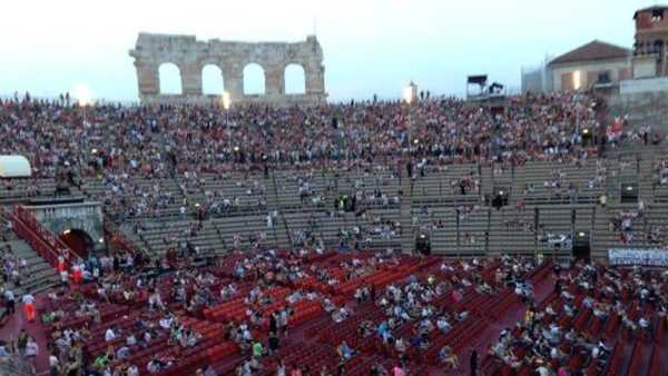 Oggi in TV: A Prima Fila la musica live che torna a respirare - Su Radio1 i concerti estivi, Claudio Baglioni e le scrittrici di gialli