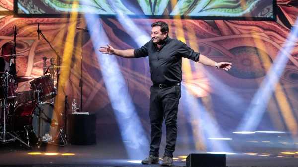 Stasera in TV: Su Rai2 Max Giusti in "Va tutto bene" - Ultimo appuntamento con la rassegna per rivivere lo spettacolo dal vivo