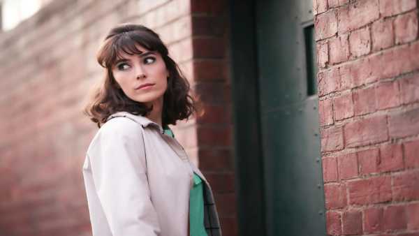 Stasera in TV: Su Rai2 debuttano "I casi della giovane Miss Fisher". Atmosfere pop anni '60 e quattro casi da risolvere per la giovane investigatrice Peregrine Fisher