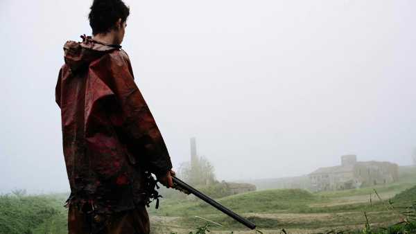 Da un graphic novel di successo, scritto e disegnato da Gipi, arriva “La terra dei figli”, la trasposizione cinematografica diretta da Claudio Cupellini. “Wonderland” approfondirà insieme al regista del film, in uscita al cinema il 1° luglio, temi e suggestioni di questa apocalisse minimalista, nella puntata in onda martedì 29 giugno, alle 23.10, su Rai4 (canale 21 del digitale terrestre), l’ultima di questa stagione prima dello speciale di agosto con i corti de La Guarimba Film Festival. Dopo alcune commedie, Cupellini esprime il suo animo più noir nel 2010 con il crime “Una vita tranquilla”, interpretato da Toni Servillo e Marco D’Amore e prossimamente in prima serata su Rai4, prima di affermarsi con Gomorra - La serie, di cui dirige numerosi episodi. “La terra dei figli” è il suo terzo lungometraggio, dopo il dramma “Alaska”, e racconta una società imbarbarita che abita una Terra distrutta e desolata in seguito a una misteriosa catastrofe ambientale. La chiave di tutto è il rapporto padri-figli e il peso di un’eredità scomoda. Wonderland dedicherà poi la copertina CULT a una differente visione del futuro con la celebrazione del 40° anniversario del programma Rai “Verso il 2000”, trasmesso su Rai2 a partire dal 1981 e dedicato alle scoperte in campo medico e scientifico, con approfondimenti e curiosità per anticipare la società futura. Spazio anche alla musica con la rubrica SOUND INVADERS, per esplorare la fruttuosa collaborazione tra il talento visionario del regista David Lynch e il musicista Donovan, dalla quale è nato il videoclip del singolo “I am Shaman”, che coniuga il bianco e nero lynchiano con le sonorità meditative del cantautore scozzese. Infine, ultimo appuntamento con “Il giallo e la nera”, la rubrica dedicata alla cronaca nera, che per questo appuntamento affronterà il curioso caso del “delitto del Bitter” che appassionò l’Italia nel 1962 quando il cinquantatreenne Tranquillo Allevi morì avvelenato da una bevanda ricevuta in omaggio per posta. Il Giallo e la Nera tornerà ogni sabato dal 10 luglio per raccontare, in compagnia di Massimo Carlotto, Giancarlo De Cataldo, Marcello Fois, Diego De Silva e Giampaolo Simi, il Ciclo di Rai4 Italian Crime Stories.