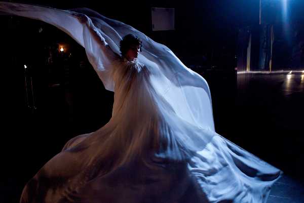 IWONDERFULL da domani racconta l’estasi della performance, la gioia di condividere il talento e la passione con un pubblico per fare dell’arte un’esperienza collettiva e coinvolgente