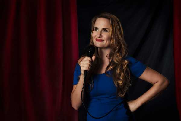 ARENA MILANO EST: al via la stand-up comedy. Laura Formenti apre le danze con “BRAVA (PER ESSERE UN PUGILE)”