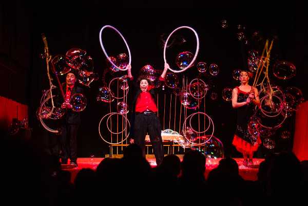 "IL CIRCO DELLE BOLLE", un incanto per grandi e piccoli
