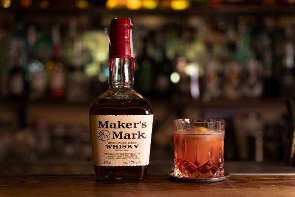 DRINK: InsOmnia BARTENDER: Giuseppe 'Joe' Marzovilla, proprietario e bartender del ParlaPiano Buvette di Mola di Bari (BA) INGREDIENTI: 4,5 cl Maker's Mark bourbon 1,5 cl liquore alla nocciola Psenner 3 cl Cedral bitter Tassoni Bicchiere: Old Fashioned Garnish: peel di limone PREPARAZIONE: Miscelare tutti gli ingredienti in un mixing glass e versarli in un bicchiere Old Fashioned, precedentemente aromatizzato con assenzio, su una chunk di ghiaccio. Completare aggiungendo un peel di limone. IL DRINK: Il cocktail fa parte della speciale drink list ideata da Giuseppe ‘Joe’ Marzovilla ispirata alle medicine più comuni e ai loro principi attivi. Disturbi del sonno? Nessun problema. Le note proprietà naturali dell'assenzio e della nocciola, unite all'azione inebriante del Maker's Mark, vi coccoleranno per tutta la notte. Il tutto grazie al bourbon whisky del Kentucky, Maker’s Mark, distribuito in Italia da Stock Spirits, prodotto da sempre a Loretto, nella più antica distilleria registrata negli Stati Uniti, fondata nel 1805. La prima bottiglia di Maker's Mark fu commercializzata nel 1958, con il caratteristico sigillo di ceralacca rossa, una tradizione che nasce da Margie Samuels, moglie del fondatore e collezionista di cognac, molti dei quali proprio chiusi con tale sistema. Ogni bottiglia di Maker's Mark ha le "4 W": Water, Wheat, Wood and Wax - acqua, grano, legno e ceralacca!