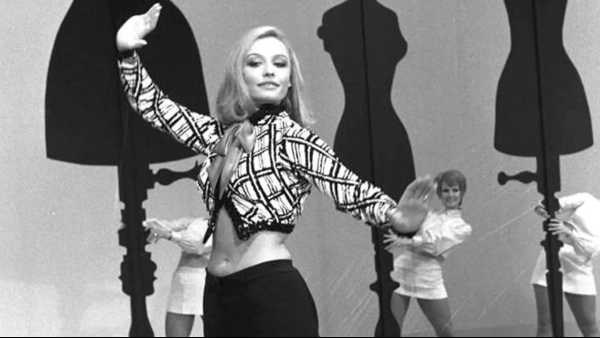 Oggi in TV: Tutti i colori di Raffa. L'omaggio di Rai Storia (canale 54) a Raffaella Carrà