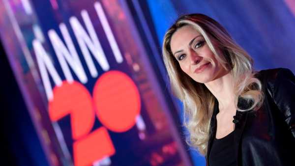 Stasera in TV: "Anni 20 Estate" su Rai2 con Matteo Renzi - Nel finale di stagione il green pass e il sondaggio di Demoskopika