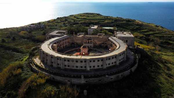 Stasera in TV: "L'isola ritrovata. La storia del carcere di S. Stefano", su Rai3. Rai Documentari e Rai per il Sociale raccontano la trasformazione della prigione