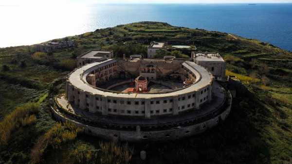 Stasera in TV: "L'isola ritrovata. La storia del carcere di S. Stefano", su Rai3. Rai Documentari e Rai per il Sociale raccontano la trasformazione della prigione Stasera in TV: "L'isola ritrovata. La storia del carcere di S. Stefano", su Rai3. Rai Documentari e Rai per il Sociale raccontano la trasformazione della prigione