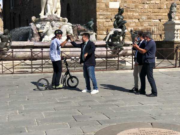 223 Km in monopattino (senza motore) per invitare gli artigiani alla ripartenza, ecosostenibile
