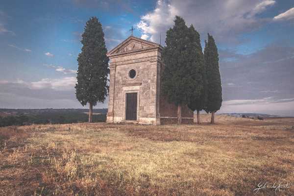 La Cappella della Madonna di Vitaleta, sacro simbolo della Val d’Orcia, riapre le sue porte per un ristoro dello spirito, a cento anni dalla sua incoronazione