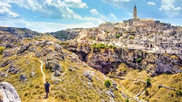 “Linea Verde Radici” arriverà in Basilicata sabato 21 agosto, a partire dalle 12.30 su Rai1. Federico Quaranta attraverserà la regione dalla provincia di Potenza a quella di Matera. Tutto comincerà dal sorprendente scenario delle Dolomiti Lucane, o piccole Dolomiti, dove sono arroccati i paesi di Castelmezzano e Pietrapertosa. Due paesi un tempo divisi tra normanni e saraceni e pieni di storie popolari, di maghe e di pastori. Alla civiltà contadina questa regione è legata da un filo strettissimo. In certe strade di campagna, nella vastità dei campi di grano e legumi, si respira ancora il sapore di una tradizione rurale antichissima. Una tradizione e una storia che hanno come simbolo Matera e le sue Murge, dove fino a qualche decennio fa uomini e animali vivevano in simbiosi. Nel materano, poi, si scopriranno anche le zone più desertiche, i famosi calanchi, che lo scrittore torinese Carlo Levi, mandato in Basilicata al confino dal regime fascista, chiamava “argille desolate”. E su queste argille fu costruito un paese oggi abbandonato, Craco, sfruttato, per il suo enorme fascino, come set cinematografico di diverse pellicole, come “The passion” di Mel Gibson. Dove sembra sia nata la civiltà contadina è stato istituito, quasi quaranta anni fa, un polo di avanzatissima ricerca scientifica: il Centro di Geodesia Spaziale. Qui molti studiosi si occupano di monitorare la crosta terrestre cercando di comprendere i suoi mutamenti e i suoi spostamenti
