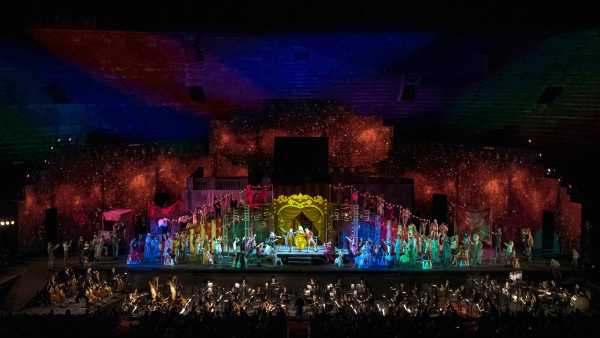 Stasera in TV: Su Rai3 "Pagliacci" raccontati da Baudo e Di Bella - Dall'Arena di Verona l'opera prodotta da Rai Cultura
