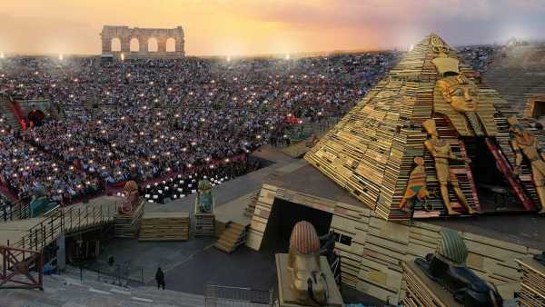 Oggi in radio: "Prima Fila – tutto quanto fa cultura e spettacolo" su Rai Radio1. Il settimanale dello spettacolo e della cultura, condotto da Timisoara Pinto