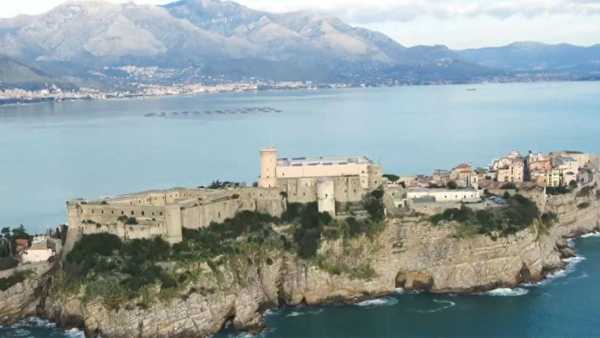 Stasera in TV: "Gaeta, fantasmi sul mare". Su Rai5 (canale 23) la città e il suo castello