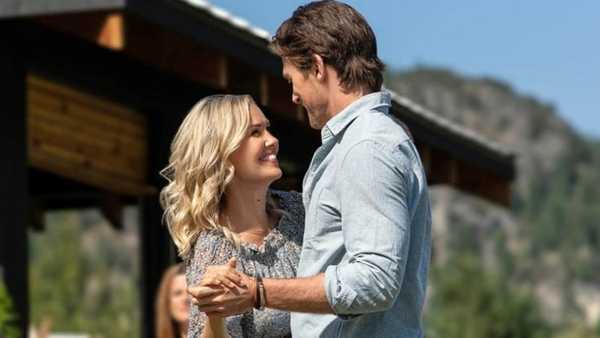 Stasera in TV: In prima tv su Rai1 "Campeggio a 5 stelle". Con Emilie Ullerup, Christopher Russell, Donna Benedicto, Catherine Lough.