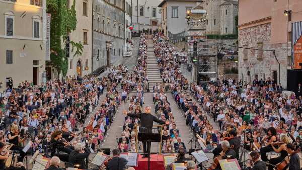 Stasera in TV: Pappano e Santa Cecilia per la chiusura del Festival dei Due Mondi. Su Rai5 (canale 23) il concerto a Spoleto