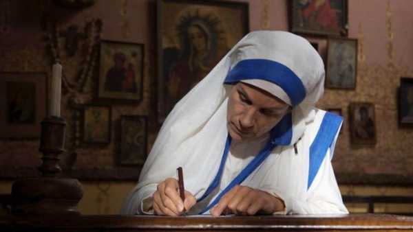 Stasera in TV: Su Rai1, in prima tv, "Le lettere di madre Teresa". Con Juliet Stevenson, Rutger Hauer, Max Von Sydow