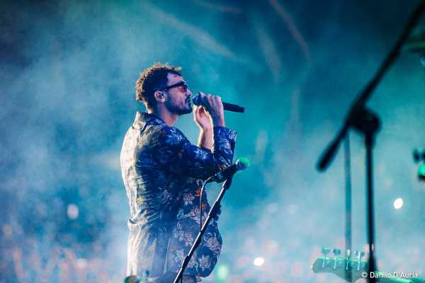 Carl Brave: spettacolare live all'Arena di Verona il 23 agosto con ospiti e 11 musicisti. Parte il Coraggio Live Tour 2021 nel segno del sold out