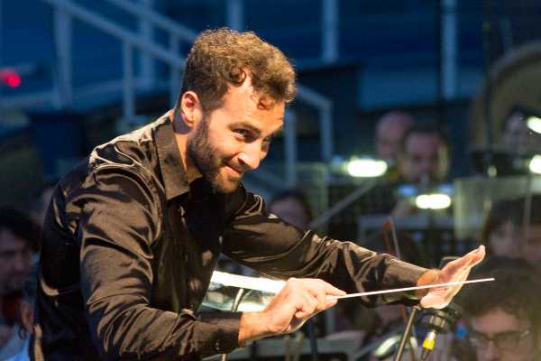 Sul palco della Versiliana l’orchestra del Festival Puccini e il Maestro Jacopo Sipari di Pescasseroli con l’evento “Oh! Dolci baci”