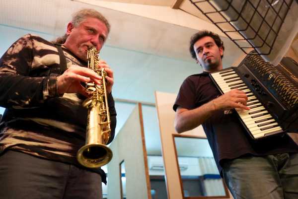 Javier Girotto e Vince Abbracciante in concerto stasera a Cutrofiano per il progetto Daimon