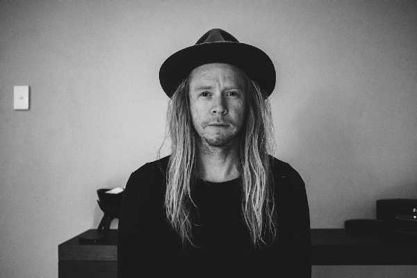 STU LARSEN, il cantautore australiano in Italia per cinque tappe a settembre