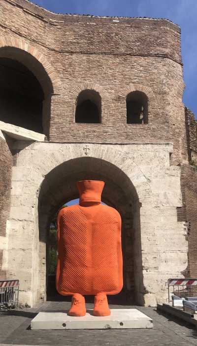 Via Veneto Contemporanea, con Erwin Wurm l'Arte contemporanea internazionale conquista la strada della Dolce Vita