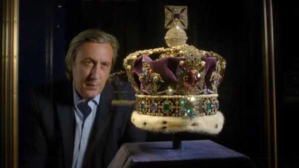 Il collezionismo reale dai tempi della regina Vittoria a Elisabetta II: lo storico dell’arte Andrew Graham-Dixon ne racconta le caratteristiche in "Arte, passione & potere", in onda martedì 28 settembre alle 20.20 su Rai5. Dipinti, acquerelli, ceramiche, gioielli, arazzi, libri antichi. Con oltre un milione di pezzi, la Royal Collection della famiglia reale britannica rappresenta una delle più grandi e prestigiose collezioni d'arte del mondo. I suoi capolavori, realizzati da artisti come Van Dyck, Holbein, Leonardo da Vinci, Vermeer, Canaletto e molti altri, tappezzano le pareti del Castello di Windsor, di Hampton Court e di molti altri palazzi, musei e istituzioni in giro per la Gran Bretagna. Ma come è nata questa formidabile raccolta, frutto di una vera passione per l’arte da parte di re e regine? E quali tesori conserva?