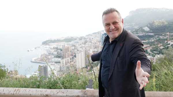 Oggi in TV: I re della commedia italiana a "Felicità". Su Rai2 Banfi, Brignano e De Sica ospiti del magazine di Pascal Vicedomini