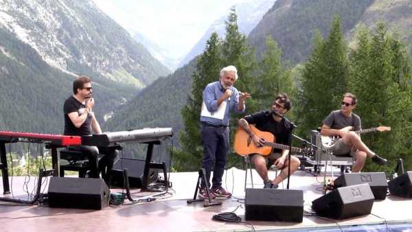Un viaggio fra natura e musica alle pendici delle vette valdostane. È “Da Aosta ai 4mila”, condotto da Lino Zani con Gianmaurizio Foderaro, in onda lunedì 6 settembre alle 23.40 su Rai2. Partendo da Aosta il programma farà tappa a Courmayeur, Ayas, Breuil-Cervinia e Cogne, sfiorando e ammirando le pendici del Monte Bianco, del Monte Rosa, del Cervino e del Gran Paradiso, con i loro ghiacciai eterni. Le soste di questo percorso attraverso la bellezza della montagna saranno scandite dalle canzoni di sei grandi artisti ospiti del festival Aosta Classica: Raphael Gualazzi e Simona Molinari, Edoardo Bennato, Ermal Meta, Arisa e Fabrizio Moro. L’incontro tra il fascino delle loro canzoni e la meraviglia delle montagne valdostane regalerà grandi emozioni al pubblico e agli stessi artisti. Lino Zani mostrerà le bellezze, le curiosità, le immagini incredibili di questo territorio, a partire dal grandissimo spettacolo dei “4mila” che svettano sulla Valle. In primo piano anche le voci della gente di Val d’Aosta: alpinisti, sciatori, chef stellati, imprenditori, produttori locali. “Da Aosta ai 4mila” è prodotto da Rai2 e Palco Reale. Gli autori del programma sono Paolo Logli e Lino Zani, mentre la regia è affidata a Joseph Péaquin.
