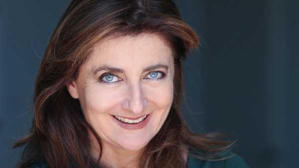 Stasera in TV: "Sono italiana ma vorrei smettere" su Rai Premium (canale 25). One woman show di Francesca Reggiani in prima visione assoluta