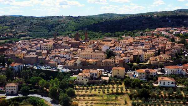 Oggi in TV: "Sorgente di vita", su Rai2. L'attesa di Kippur, tempo per ripensare se stessi, poi l'incontro con la regista Shammah e tappa nel Borgo di Monte San Savino