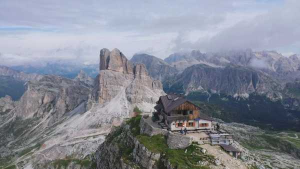 Oggi in radio: A Radio Live Emma Menardi racconta il rifugio Nuvolau. Un appuntamento bisettimanale per gli amanti della montagna e delle sue storie