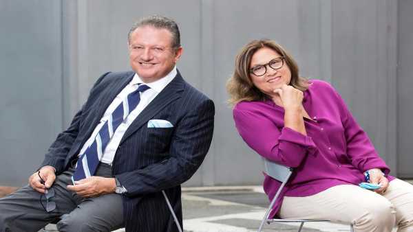 Oggi in TV: Torna "Mezz'ora in più" e "Mezz'ora in più/Il mondo che verrà" su Rai3. Romano Prodi, Maurizio Landini, Sergio Abrignani, Paolo Magri, Federico Rampini e Francesca Mannocchi ospiti di Lucia Annunziata e Antonio Di Bella