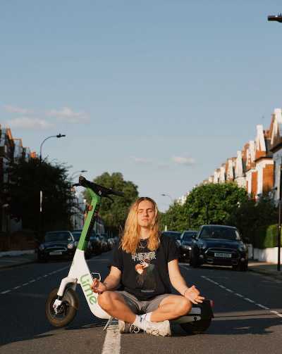 Il Tiktoker e cantautore inglese CASEY LOWRY per la prima volta in Italia nel 2022