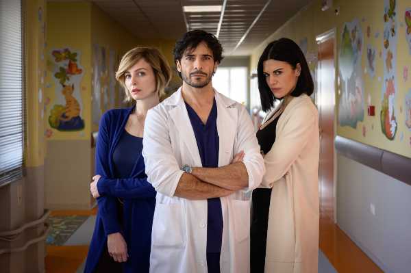Da domani in prima serata su Rai1 Fino all’ultimo battito, serie tv diretta da Cinzia TH Torrini con Marco Bocci, Violante Placido, Bianca Guaccero, Fortunato Cerlino e Loretta Goggi